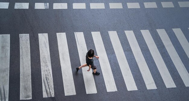 Photo high angle view of man walking on road