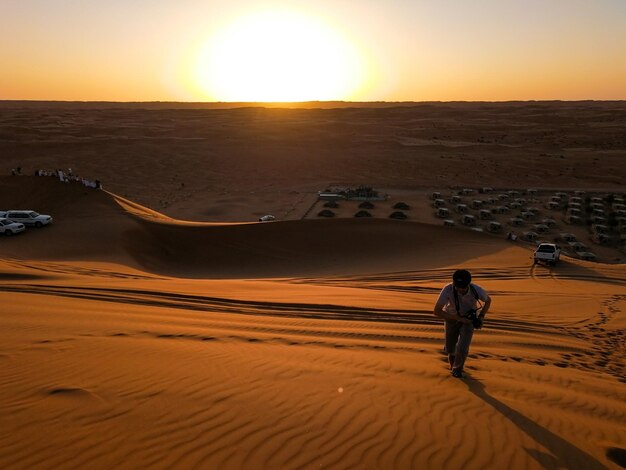 Photo high angle view of man walking on sand against sky