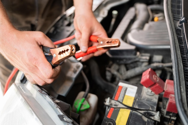 Foto vista ad alta angolazione dell'uomo che lavora sull'auto