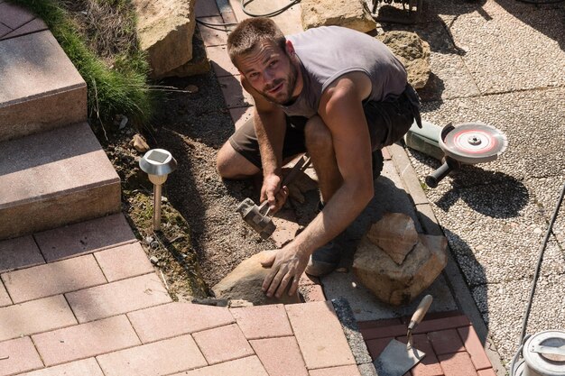 Photo high angle view of man working on footpath