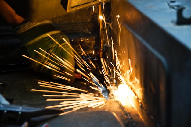 Photo high angle view of man working on metal