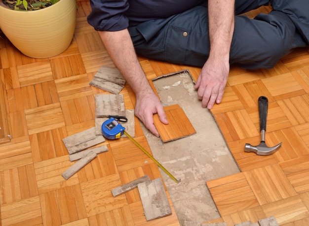 Photo high angle view of man working on wood