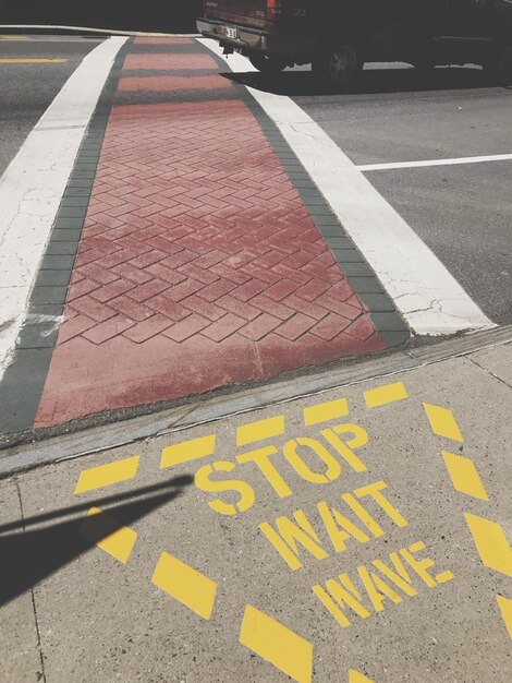 Foto vista ad alto angolo della marcatura su strada