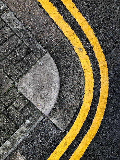 Foto veduta ad alto angolo delle marcature su strada