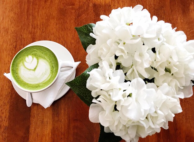 Foto vista ad alta angolazione del caffè matcha sul tavolo