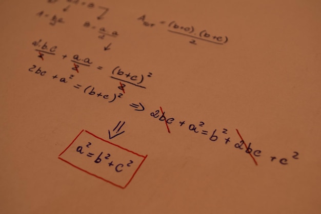 Foto vista ad alto angolo della soluzione matematica su carta