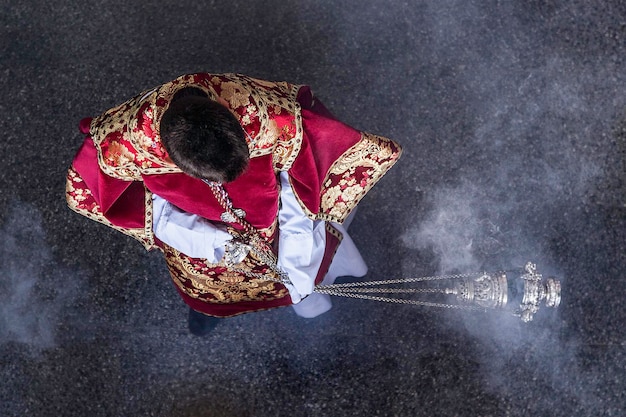 Foto vista ad alto angolo di un uomo maturo in piedi in abiti tradizionali sulla strada