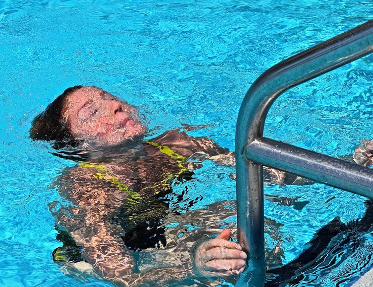 Photo high angle view of mature woman swimming by railing in pool