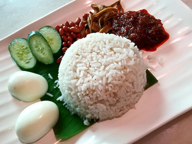 Photo high angle view of meal in plate