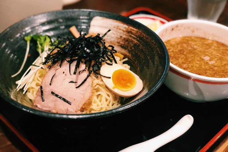 Photo high angle view of meal served in bowls on table