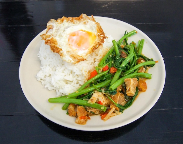 Photo high angle view of meal served in plate on table