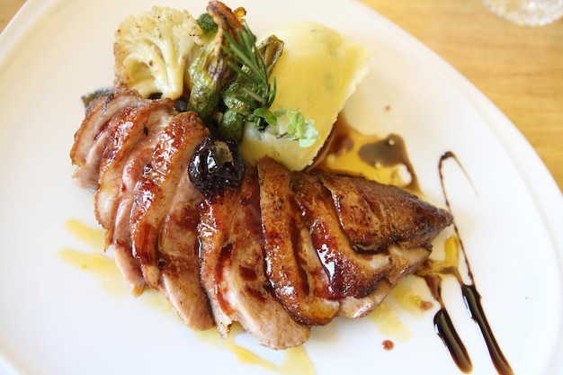プレートで提供される食事の高角度のビュー
