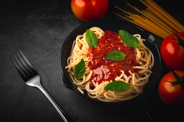 プレートで提供される食事の高角度のビュー
