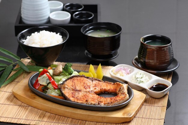 テーブルの上で提供される食事の高角度のビュー