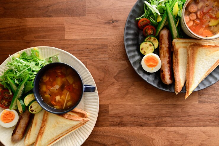 Photo テーブルの上で提供される食事の高角度のビュー