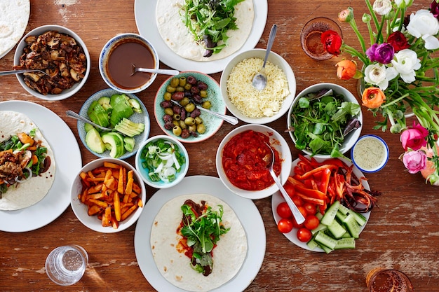 Photo high angle view of meal served on table