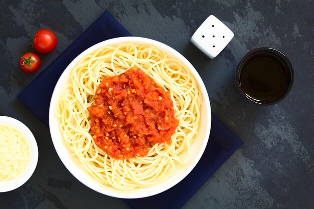 Foto vista ad alta angolazione del pasto servito in tavola