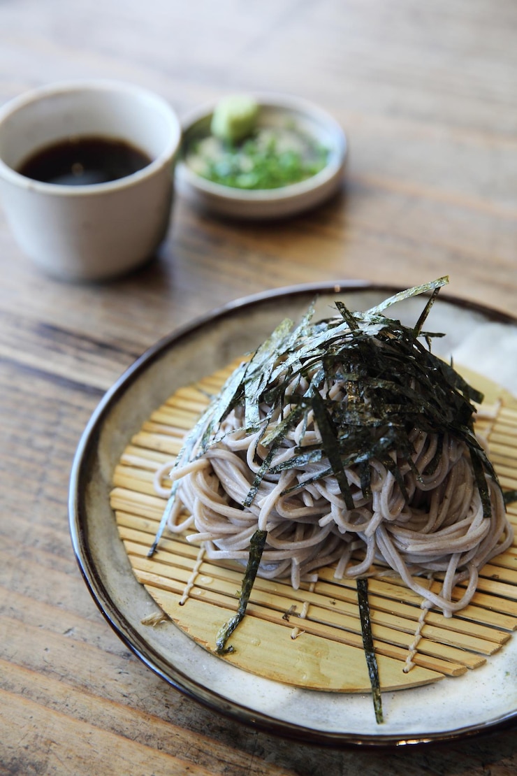 Photo テーブルの上で提供される食事の高角度のビュー