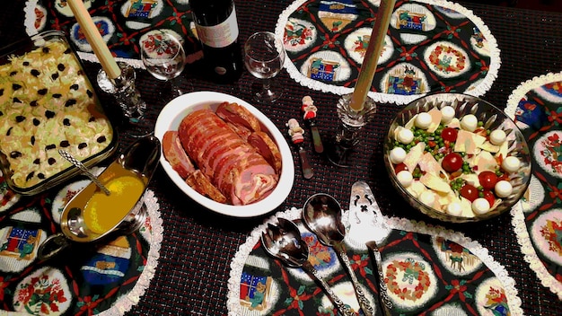 Foto vista ad alta angolazione del pasto servito in tavola