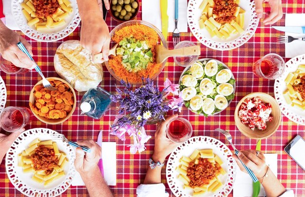 Foto vista ad alta angolazione del pasto servito in tavola