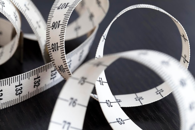 Photo high angle view of measuring tape on table