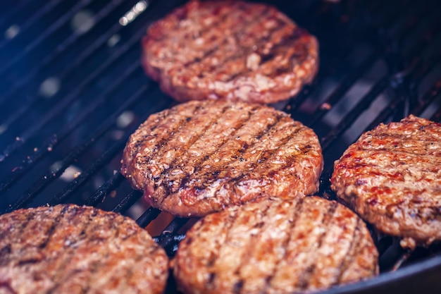 バーベキューグリルの肉の高角度の視点
