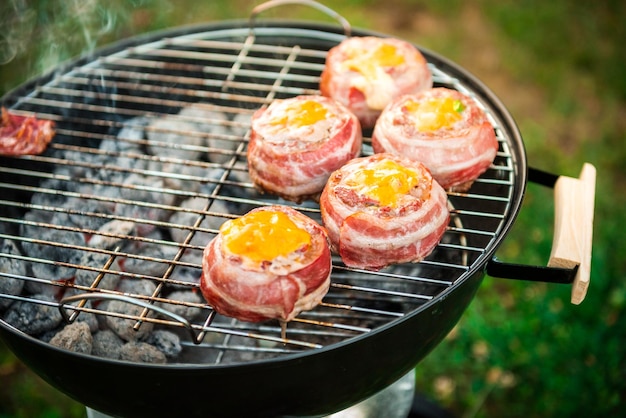 Photo high angle view of meat on barbecue grill