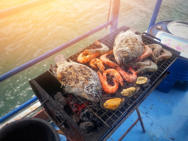 Photo high angle view of meat on barbecue grill