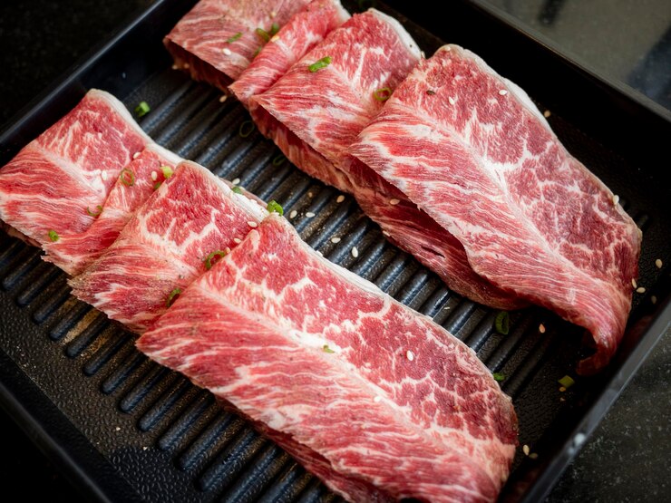 Photo 바베큐 그릴 에 있는 고기 의 높은 각도 시상