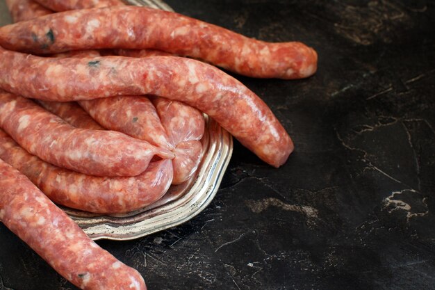 Foto vista ad alta angolazione della carne sulla griglia da barbecue