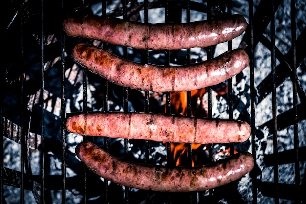 Foto vista ad alta angolazione della carne sulla griglia da barbecue