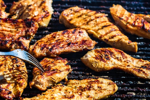 Foto vista ad alta angolazione della carne sulla griglia del barbecue