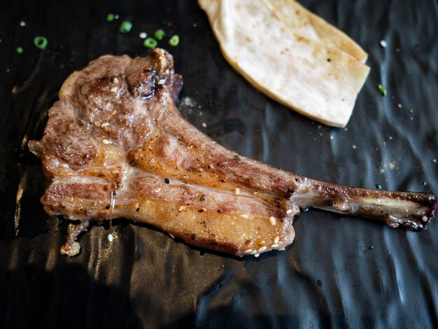 Foto vista ad alta angolazione della carne sulla griglia da barbecue