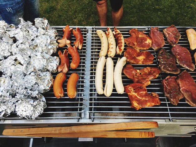 Foto vista ad alta angolazione della carne sulla griglia da barbecue