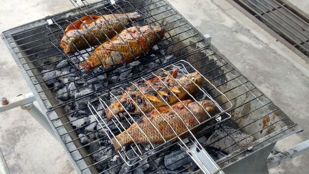 Foto vista ad alta angolazione della carne sulla griglia da barbecue