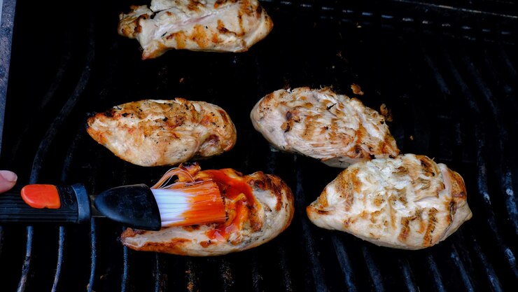 Photo high angle view of meat on barbecue grill