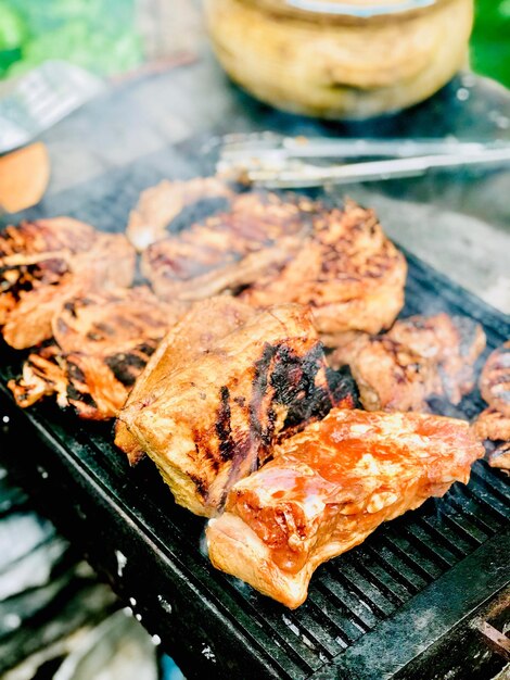 Photo high angle view of meat on barbecue grill