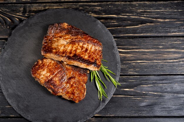 Foto vista ad alta angolazione della carne sulla griglia da barbecue