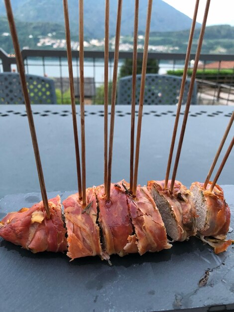 Foto vista ad alta angolazione della carne sulla griglia da barbecue