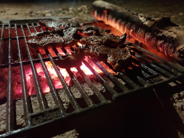 바베큐 에 있는 고기 의 높은 각도 시상