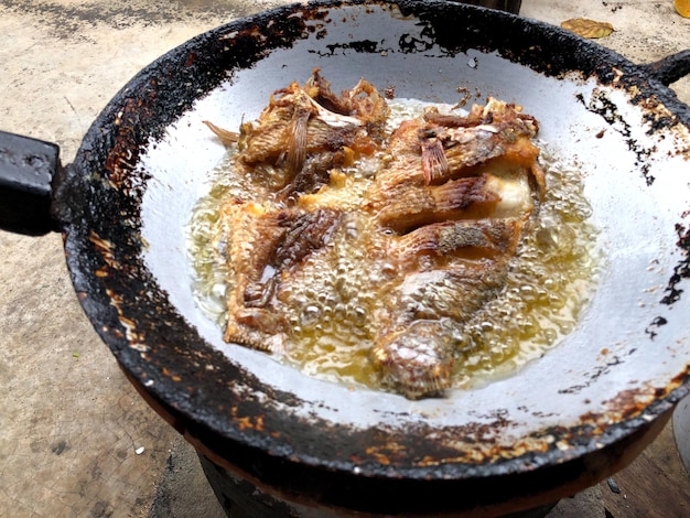 Foto vista ad alto angolo della carne in contenitore su tavola