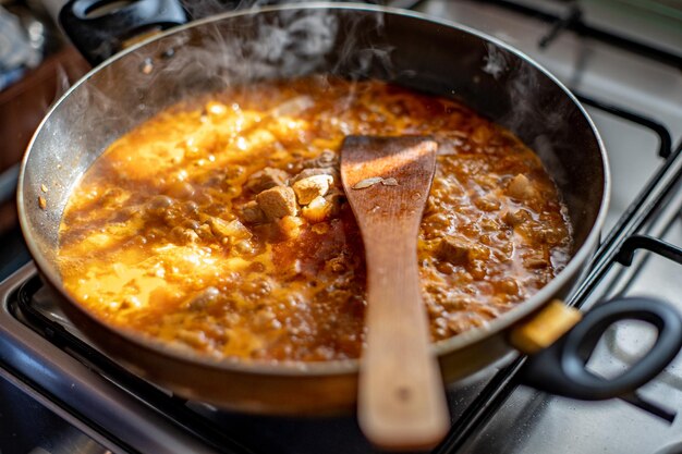 Photo high angle view of meat in cooking pan