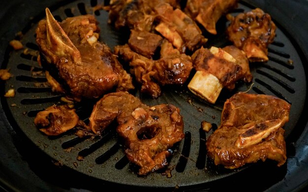 Photo high angle view of meat in cooking pan