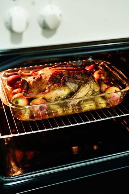 Foto vista ad alta angolazione della carne nella padella