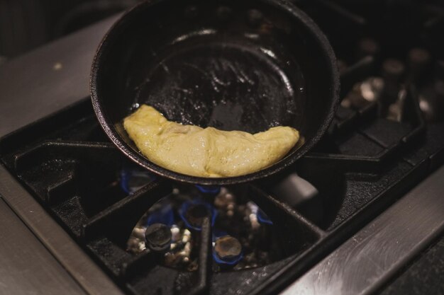 Photo high angle view of meat in cooking pan