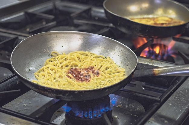 Foto vista ad alta angolazione della carne nella padella