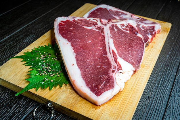 Photo high angle view of meat on cutting board