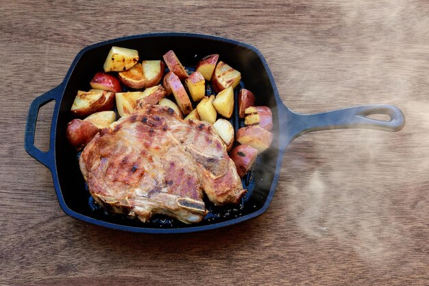 Foto vista ad alta angolazione della carne nella padella sulla tavola