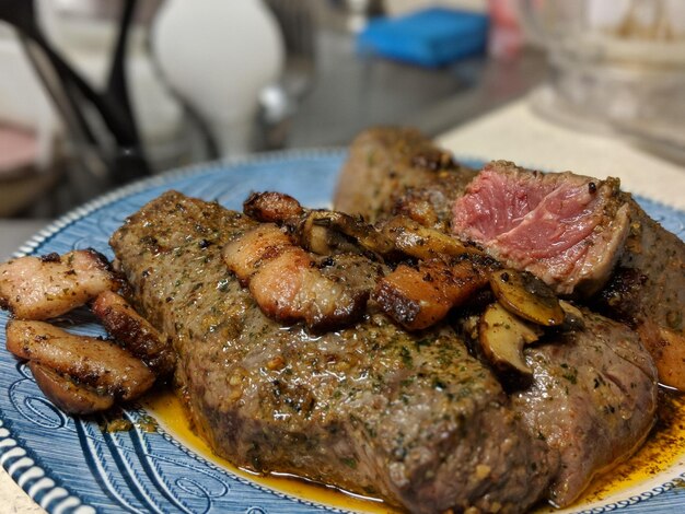 Photo high angle view of meat in plate on table