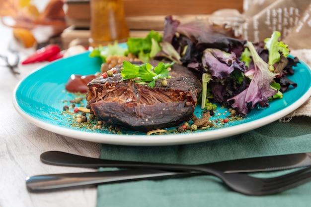 테이블 위에 있는 접시에 있는 고기의 높은 각도 시각